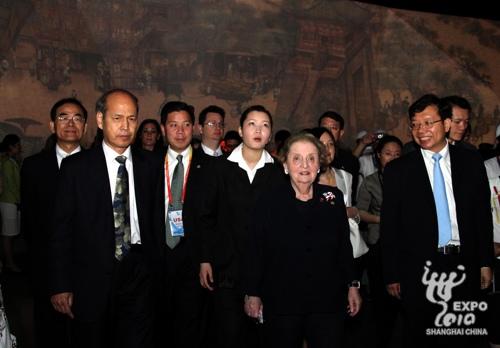 Madeleine Albright en train de visiter le pavillon chinois