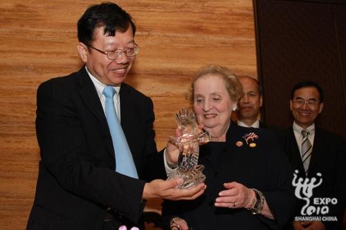 Madeleine Albright offre un souvenir au pavillon chinois