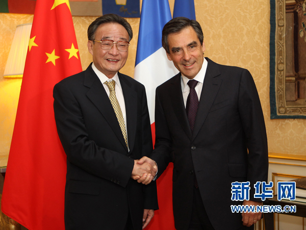 Le président du Parlement chinois rencontre à Paris le Premier ministre français