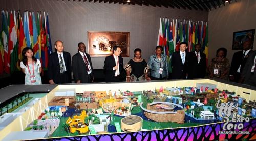La délégation menée par Mary M. Nagu visite le pavillon collectif africain