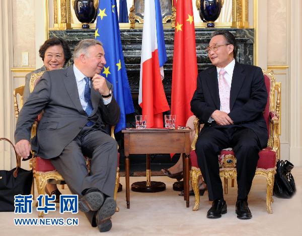 Le président du Parlement chinois et le président du Sénat français s'engagent à renforcer les échanges parlementaires