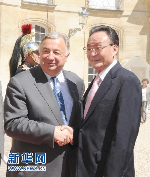 Le président du Parlement chinois et le président du Sénat français s'engagent à renforcer les échanges parlementaires