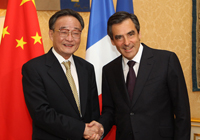 Le président du Parlement chinois rencontre à Paris le Premier ministre français