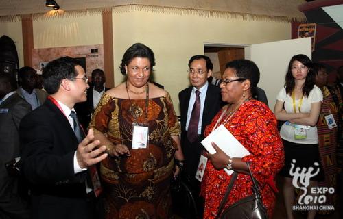 Des officiels visitent le pavillon ghanéen