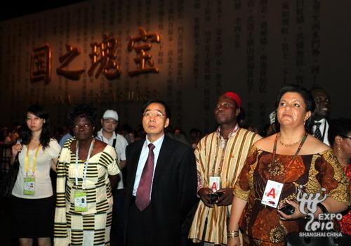Des officiels visitent le pavillon chinois