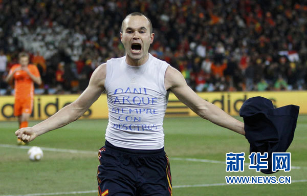 Le 11 juillet, le joueur espagnol Andrés Iniesta ôte son maillot après avoir marqué le but qui permet à son équipe d&apos;accéder au titre suprême. 