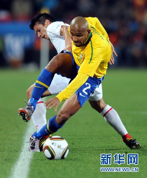 Le 28 juin, Maicon, joueur de l&apos;équipe du Brésil, se dispute le ballon avec un joueur de l&apos;équipe du Chili. 