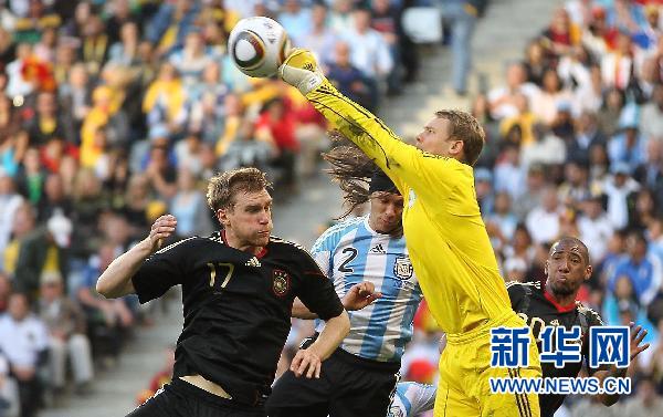 Le 13 juillet, Manuel Neuer, le gardien de l&apos;équipe d&apos;Allemagne, arrête un tir. 