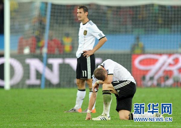 Le 7 juillet, les joueurs allemands Toni Kroos et Bastian Schweinsteiger sont déçus de l&apos;échec de leur équipe. 