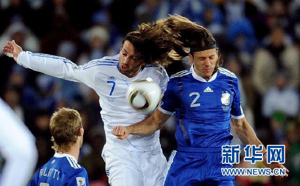 Le 22 juin, Martin Palermo, joueur de l&apos;équipe d&apos;Argentine, se dispute le ballon avec Giorgos Samaras, joueur de l&apos;équipe de Grèce. 