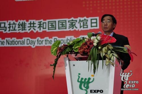 Jiang Zhengyun, commissaire général adjoint chinois pour l'Expo 2010, prononce un discours