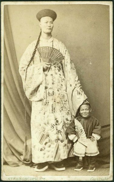 Avec une taille de 3,19 mètres, il était l'homme le plus grand du monde, avec 88 centimètres de plus que l'Américaine Sandy Allen et 74 de plus que le Chinois Wang Fengjun. 1