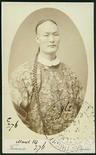 Avec une taille de 3,19 mètres, il était l'homme le plus grand du monde, avec 88 centimètres de plus que l'Américaine Sandy Allen et 74 de plus que le Chinois Wang Fengjun. 2