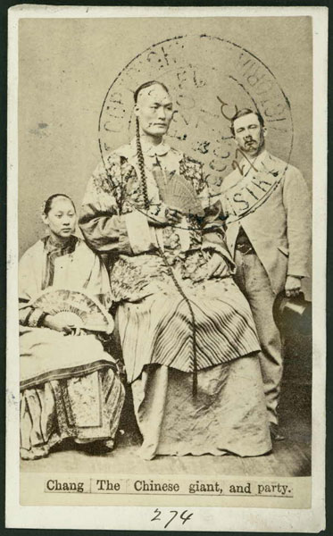Avec une taille de 3,19 mètres, il était l'homme le plus grand du monde, avec 88 centimètres de plus que l'Américaine Sandy Allen et 74 de plus que le Chinois Wang Fengjun. 3