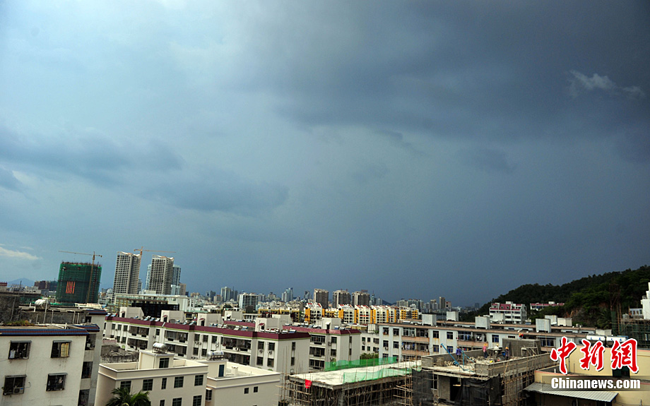 Le 15 juillet, le ciel de Sanya était couvert de nuages noirs.