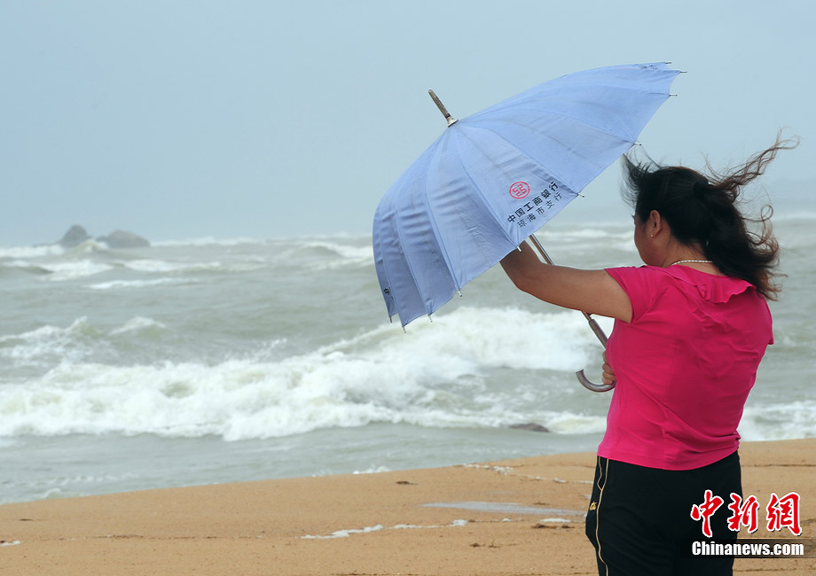 Le typhon Conson aborde la Chine à Sanya