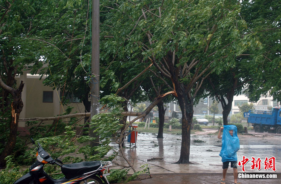 Le typhon Conson aborde la Chine à Sanya