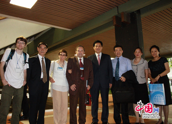 L'ancien président de l'Association mondiale d'espéranto Renato Corsetti pose avec la délégation du Groupe de publication internationale de Chine. 