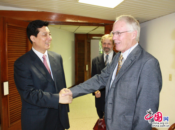 Guo Xiaoyong, vice-président permanent du Groupe de publication internationale de Chine (CIPG) et premier vice-président de l'Association d'espéranto de Chine, rencontre Humphrey Tonkin, ancien président de l'Association mondiale d'espéranto. 