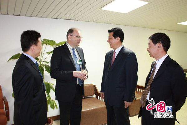 Guo Xiaoyong vice-président permanent du Groupe de publication internationale de Chine (CIPG) et premier vice-président de l'Association d'espéranto de Chine, rencontre Osmo Buller, directeur général de l'Association mondiale d'espéranto.
