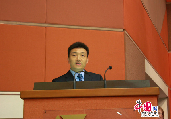 Le commissaire exécutif de l'Association universelle d'espéranto, secrétaire général et vice-président de l'Association d'espéranto de Chine Yu Tao prend la parole au nom des espérantistes chinois.