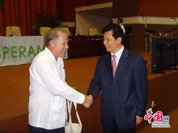 Guo Xiaoyong vice-président permanent du Groupe de publication internationale de Chine (CIPG) et premier vice-président de l'Association d'espéranto de Chine, rencontre Fernando Rojas Gutiérrez, vice-ministre cubain de la Culture.