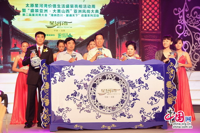 Sur le thème « La civilisation de 5000 ans du Shanxi », la semaine de la mode asiatique avait été inaugurée le 24 juillet dans l&apos;hôtel Xinghewan de Taiyuan. 3
