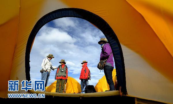 Le 27 juillet, des touristes font du camping sur une prairie dans le nord du Tibet.