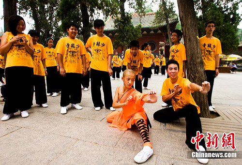 Des jeunes d'origine chinoise apprennent le kung-fu au temple de Shaolin
