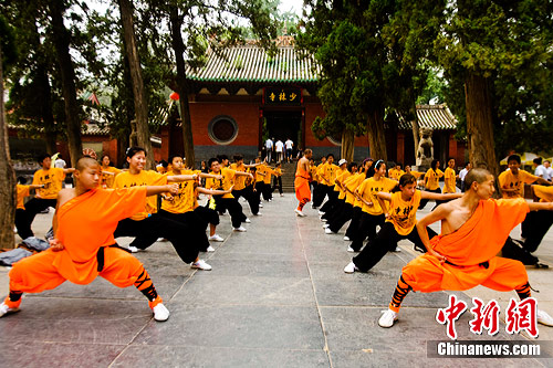 Des jeunes d&apos;origine chinoise apprennent le kung-fu au temple de Shaolin