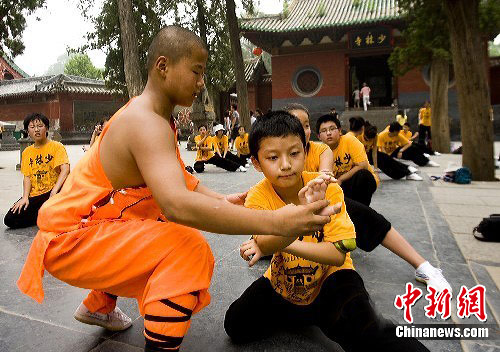 Des jeunes d&apos;origine chinoise apprennent le kung-fu au temple de Shaolin