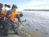 Un officier noyé pour récupérer des barils de produits chimiques dans le fleuve Songhuajiang