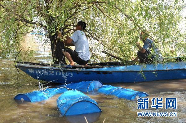 Des ouvriers ont récupéré 6 387 barils de produits chimiques et repéré 684 autres déversés par la crue du fleuve Songhuajiang (nord-est), quatre jours suite aux inondations, ont annoncé dimanche soir des responsables locaux. 1