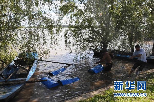 Des ouvriers ont récupéré 6 387 barils de produits chimiques et repéré 684 autres déversés par la crue du fleuve Songhuajiang (nord-est), quatre jours suite aux inondations, ont annoncé dimanche soir des responsables locaux. 2