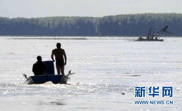 Des ouvriers ont récupéré 6 387 barils de produits chimiques et repéré 684 autres déversés par la crue du fleuve Songhuajiang (nord-est), quatre jours suite aux inondations, ont annoncé dimanche soir des responsables locaux. 3