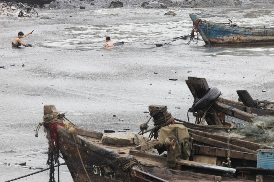 47 photos : les 334 ultimes secondes d&apos;un pompier mort lors du nettoyage de la marée noire de Dalian 