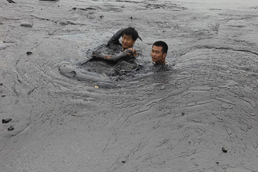 47 photos : les 334 ultimes secondes d&apos;un pompier mort lors du nettoyage de la marée noire de Dalian 