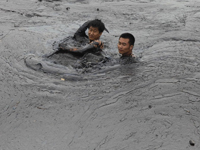 47 photos : les 334 ultimes secondes d'un pompier mort lors du nettoyage de la marée noire de Dalian