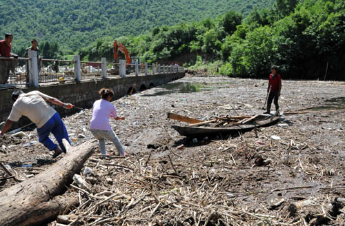 L'accumulation de déchets, située près de la digue de Yunfeng dans la ville de Baishan, couvre une superficie de 15 000 mètres carrés sur un mètre d'épaisseur. 1