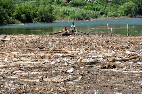 L'accumulation de déchets, située près de la digue de Yunfeng dans la ville de Baishan, couvre une superficie de 15 000 mètres carrés sur un mètre d'épaisseur. 2