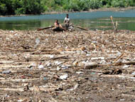 L'accumulation de déchets sur une voie navigable menace un pont et une digue au Jilin