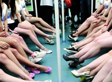 14 belles jeunes femmes enlèvent leurs pantalons dans le métro de Shenzhen