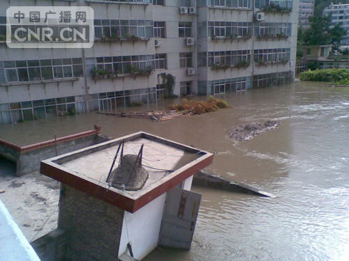 Le 7 août, le district de Zhouqu a été frappé par une coulée de boue causée par de fortes pluies. Le 9 août à 14 h, le bilan était de 336 morts et 1 148 disparus. 1 242 sinistrés ont pu être sauvés.