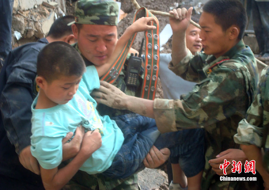 Les secours s&apos;organisent après les coulées de boue de Zhouqu 