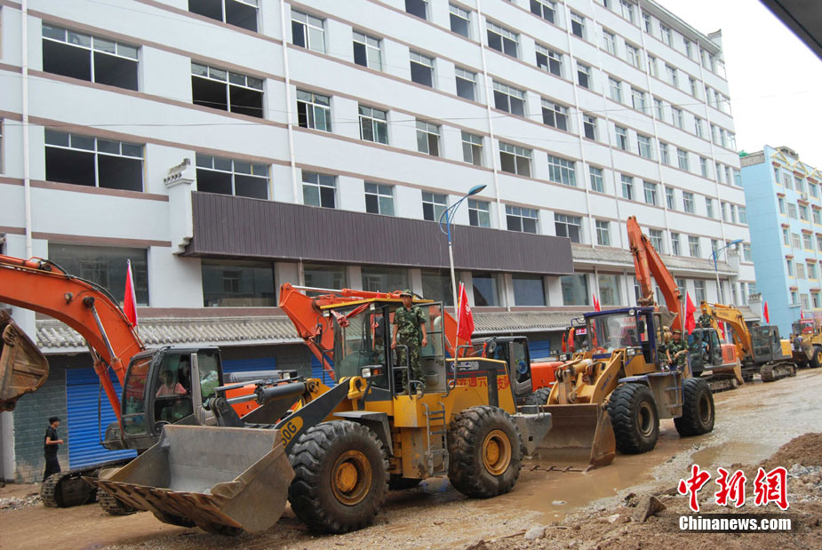 Les secours s'organisent après les coulées de boue de Zhouqu 