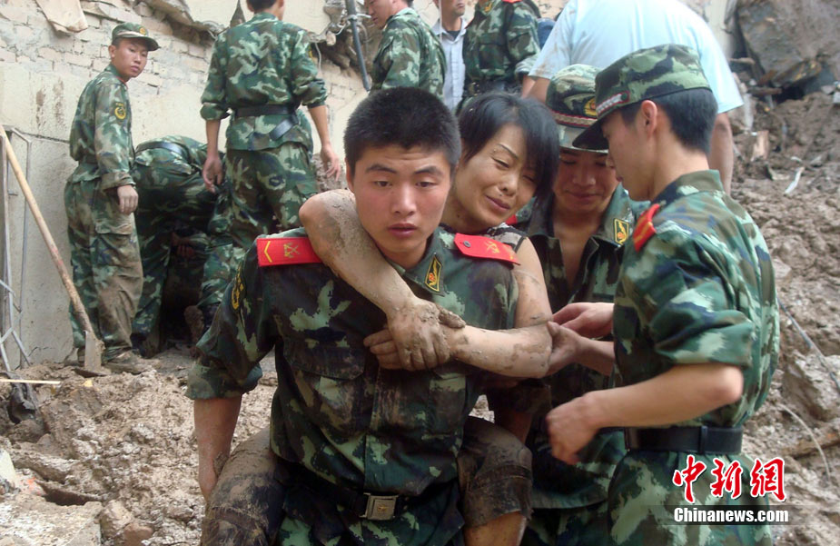 Les secours s'organisent après les coulées de boue de Zhouqu 