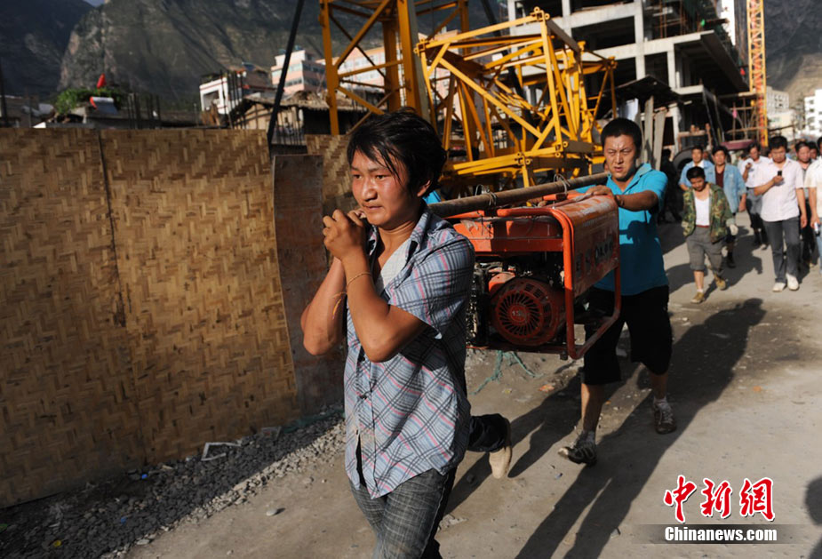 Les secours s'organisent après les coulées de boue de Zhouqu 