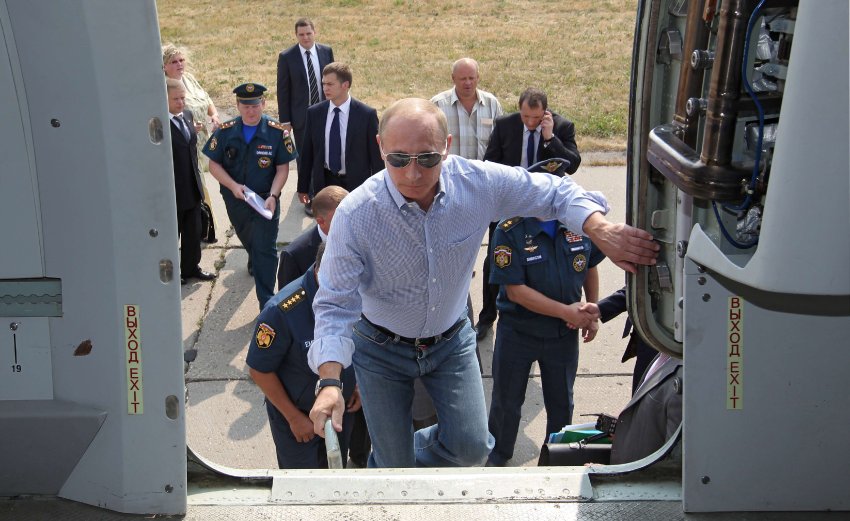Vladimir Poutine pilote un bombardier d'eau 3