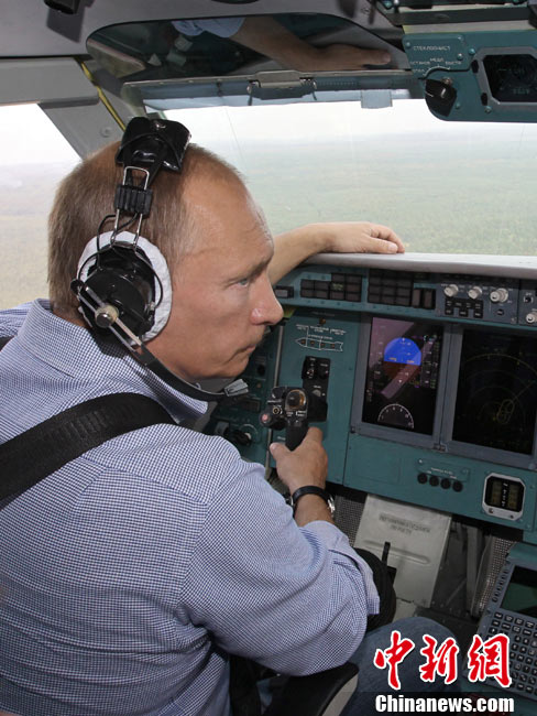 Vladimir Poutine pilote un bombardier d'eau 6