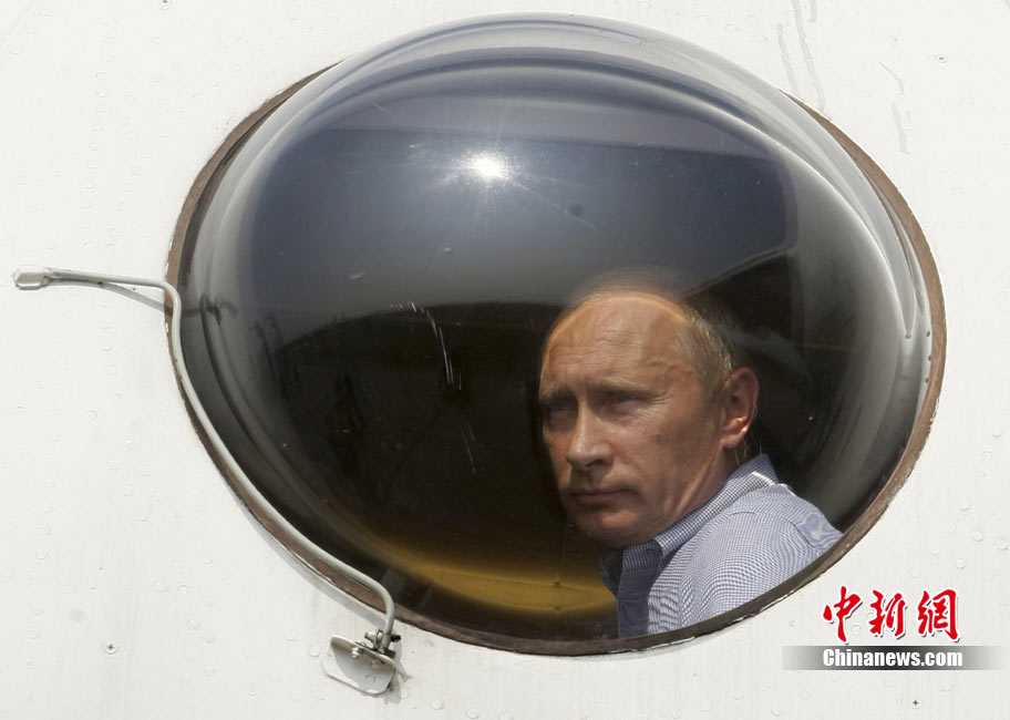 Vladimir Poutine pilote un bombardier d'eau 8